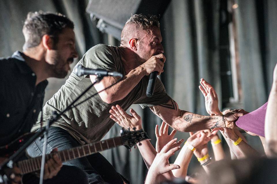 Tourbus The Dillinger Escape Plan srazil kamion, 13 lidí bylo zraněno. Evropské turné se ruší, včetně Prahy