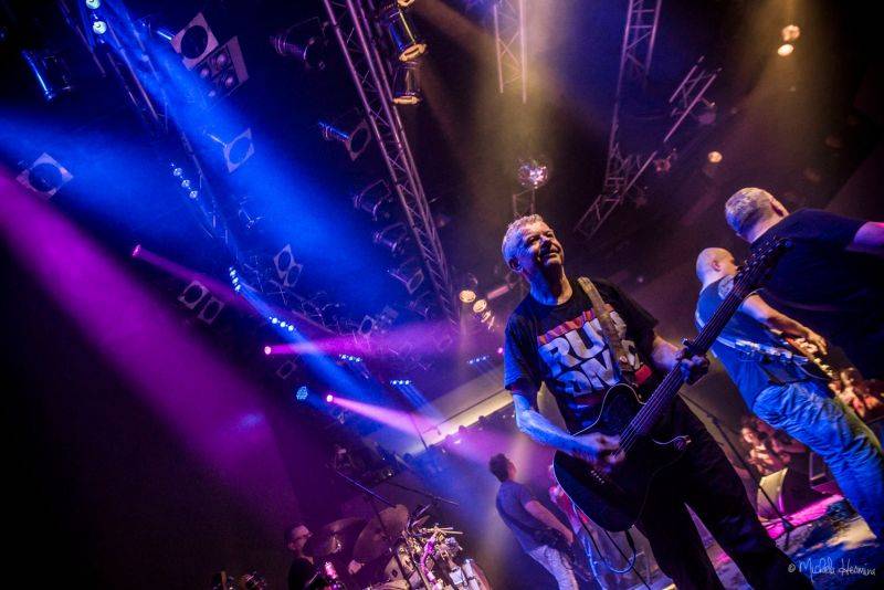 Mňága a Žďorp vybrala na desku Třínohý pes přes tři čtvrtě milionu, hostují na ní členové Monkey Business