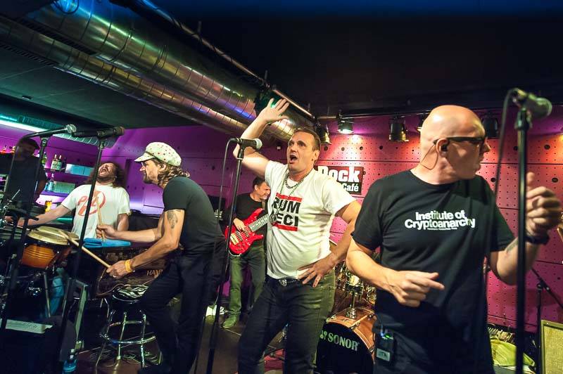 J.A.R. hodili umění za hlavu,  album Eskalace dobra je pro ně nový impuls. Ukryli na něj i tajné bonusy