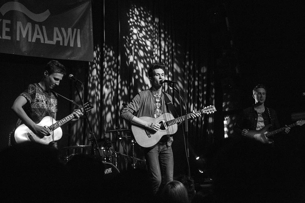 Lake Malawi zahrají před odjezdem do Anglie v Praze. Albert Černý se předvede jako surfař