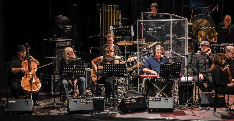 The Plastic People Of The Universe nahráli živák s Filharmonií Brno, pokřtí ho na apríla 