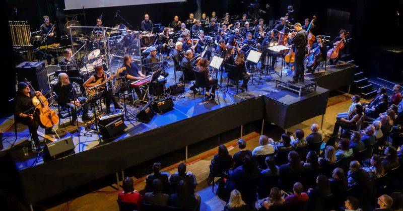 The Plastic People Of The Universe nahráli živák s Filharmonií Brno, pokřtí ho na apríla 