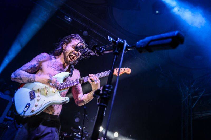 Biffy Clyro budou předkapelou Guns N' Roses v Praze. Těšte se na dvojitou dávku řízného rocku!