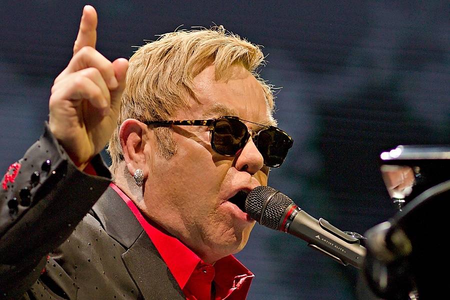 Elton John byl kvůli infekci ohrožen na životě. Do zotavení ruší koncerty