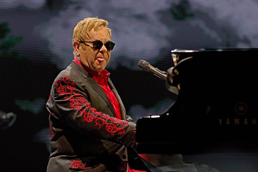 Elton John byl kvůli infekci ohrožen na životě. Do zotavení ruší koncerty