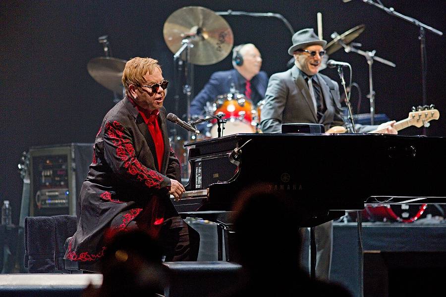 Elton John byl kvůli infekci ohrožen na životě. Do zotavení ruší koncerty