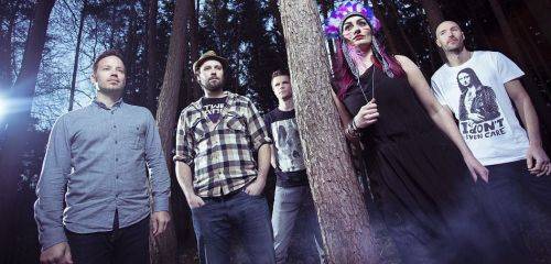 MONNA představí v Cargo Gallery debutovou desku, pokřtí ji Czenda ze Support Lesbiens