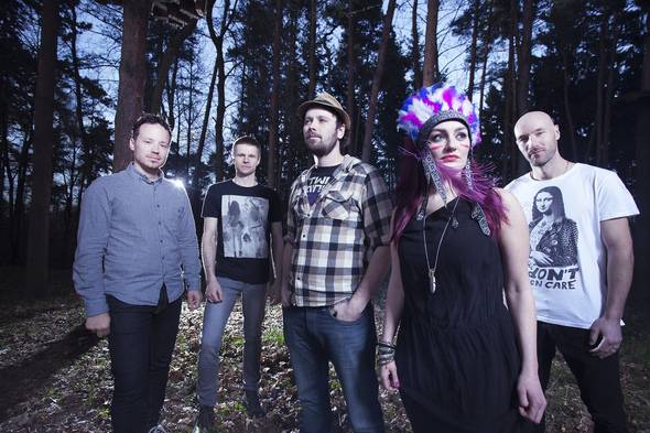 MONNA představí v Cargo Gallery debutovou desku, pokřtí ji Czenda ze Support Lesbiens