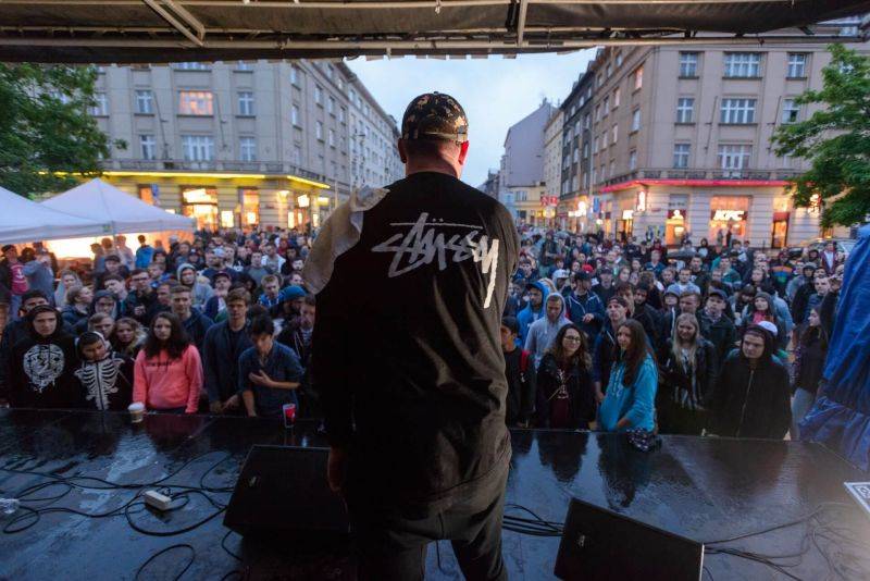 Praha znovu ožije hudbou. Umění v ulicích podpoří Tomáš Klus, Emma Smetana nebo držitel Grammy Ondřej Pivec