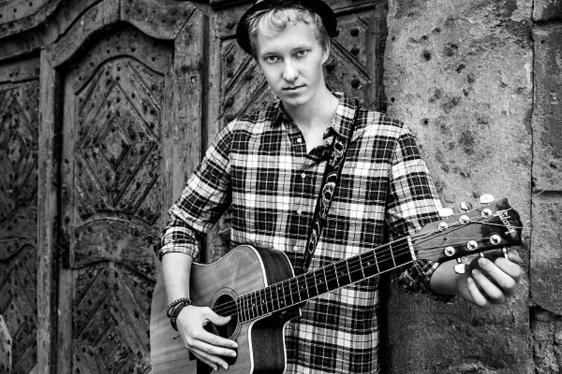 Léto na Cargo Gallery: Zahrají Prago Union nebo Květy, můžete vyhrát podepsanou lahev vína od Stinga