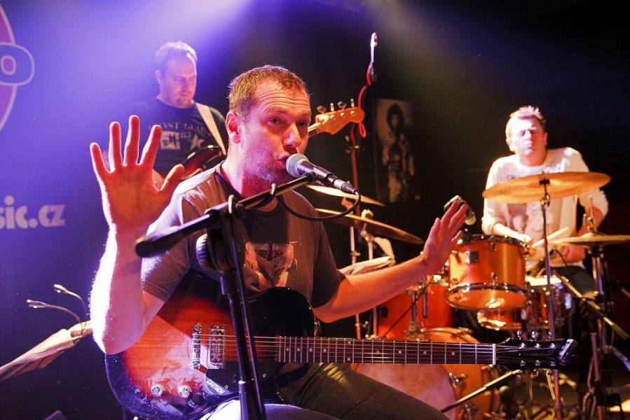 Léto na Cargo Gallery: Zahrají Prago Union nebo Květy, můžete vyhrát podepsanou lahev vína od Stinga