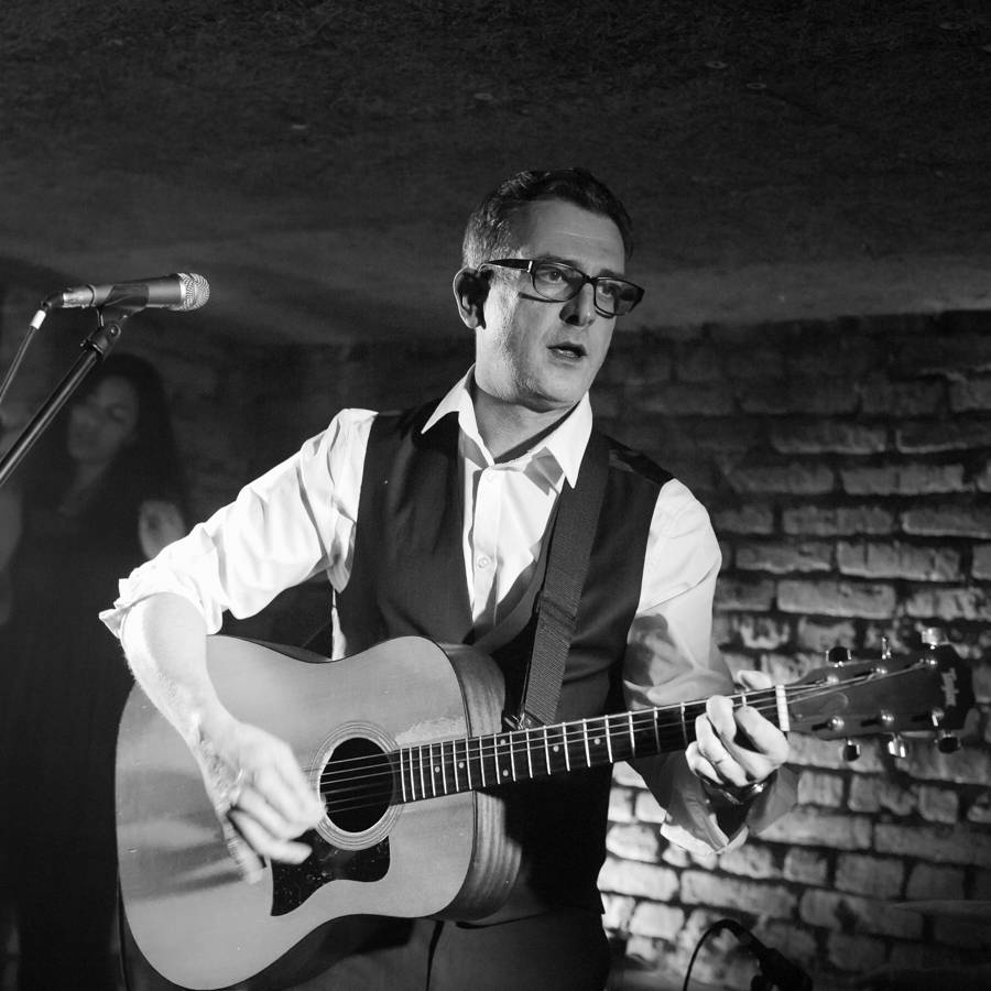 Adrian T. Bell odehraje na Cargo Gallery poslední letošní koncert. Chystá novou sólovku i album s The Prostitutes