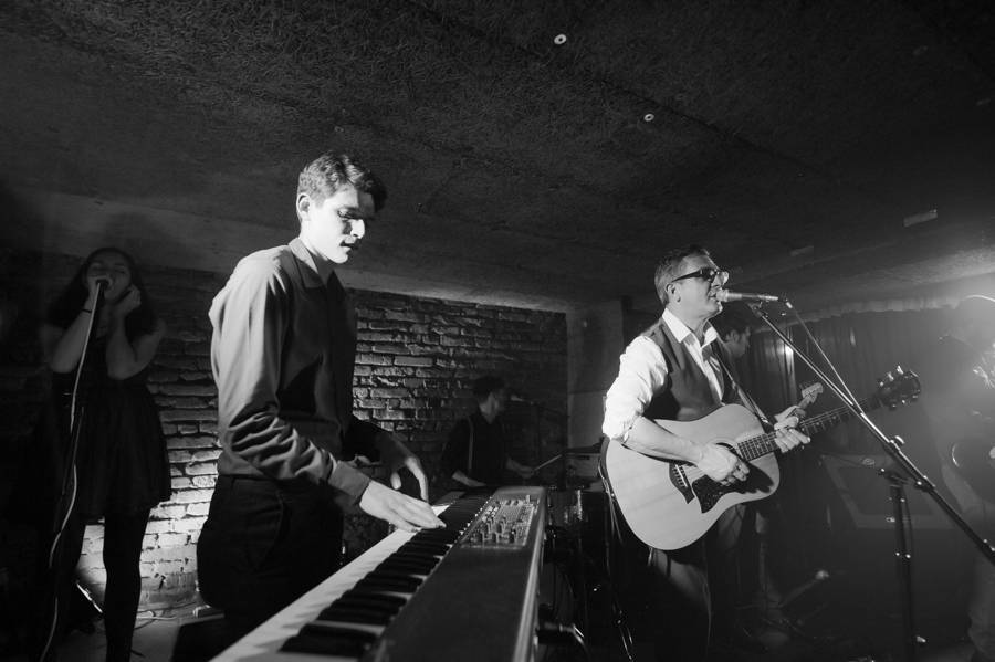 Adrian T. Bell odehraje na Cargo Gallery poslední letošní koncert. Chystá novou sólovku i album s The Prostitutes