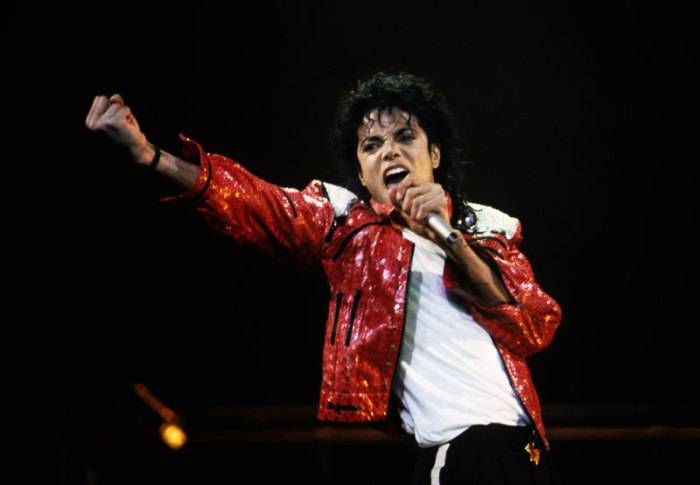 Michael Jackson se zbraní: Brazilský drogový gang pověsil soše Krále popu na krk samopal
