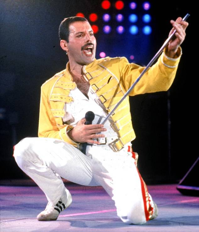 Film o Freddiem Mercurym bude mít premiéru na Vánoce 2018. Zpěváka hraje Rami Malek
