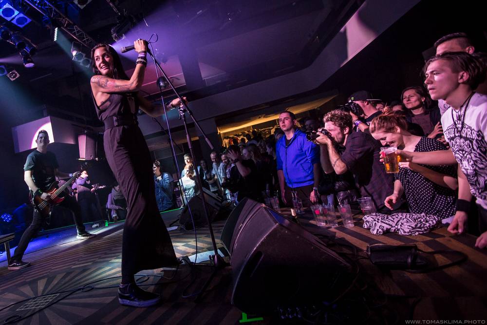 Prague Conspiracy opouští zpěvačka. 