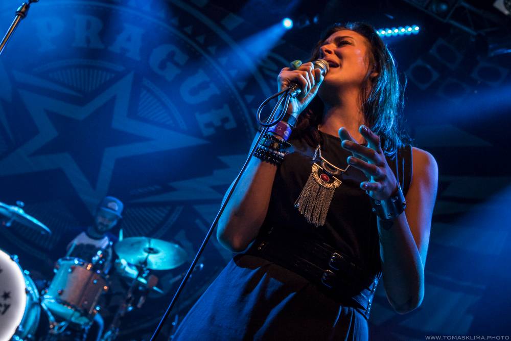 Prague Conspiracy opouští zpěvačka. 