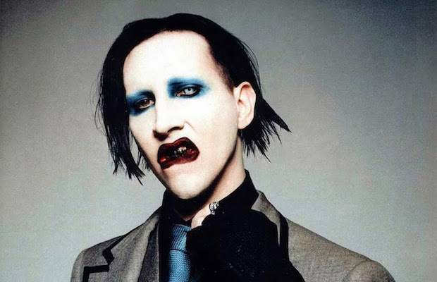 Na Marilyna Mansona spadla při koncertě obří dekorace, zpěvák skončil v nemocnici