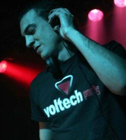 O sobotní party se v Chapeau Rouge postarají Nick Elia live a Elek-Fun, tančit se bude ve všech třech patrech