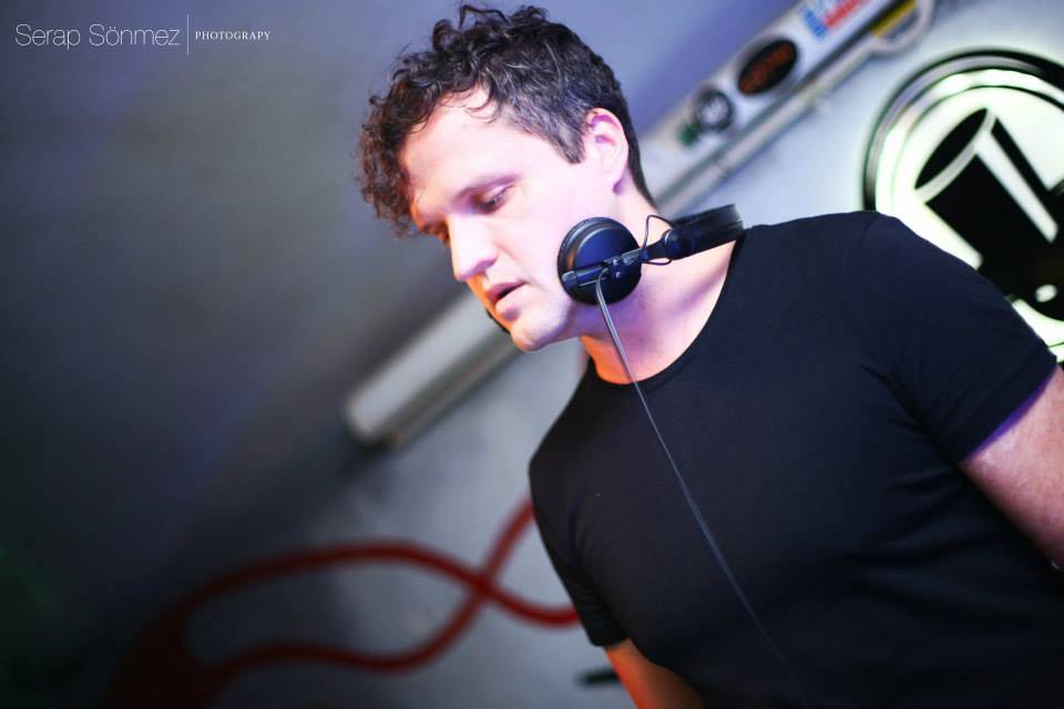 O sobotní party se v Chapeau Rouge postarají Nick Elia live a Elek-Fun, tančit se bude ve všech třech patrech