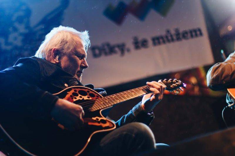 Festival svobody 17. listopadu ovládne Prahu, na Václavském náměstí vystoupí Laco Deczi nebo Zrní