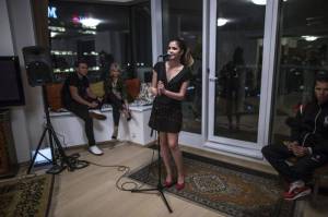 VIDEO: Celeste Buckingham vydala novou desku Bare, podívejte se na klip k singlu Go Away