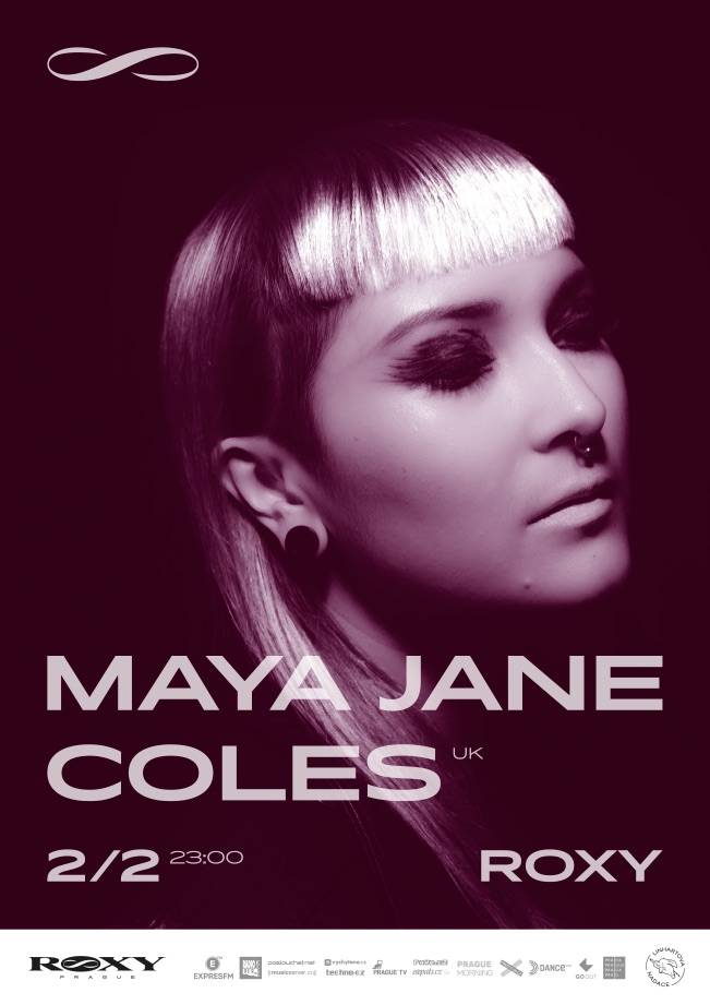 Žena mnoha tváří Maya Jane Coles přijede dobýt Prahu 