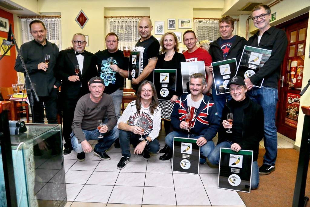 VIDEO: Tři sestry po letech nalezli svůj první klip Na Kovárně a také ztracený dokument 55:55 a 1/2