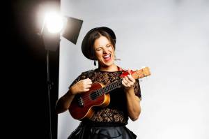 Caro Emerald míří do Prahy, hostovat jí bude česká Diva Baara 