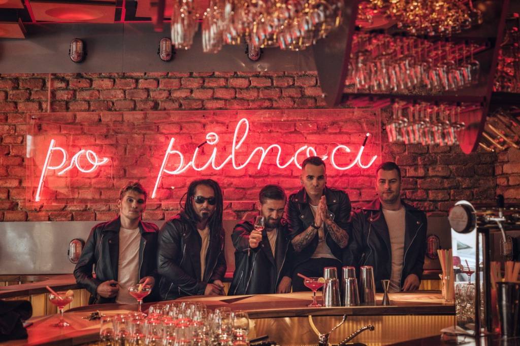 Nové desky: Mandrage žijí Po půlnoci, Fall Out Boy jsou zpět v plném nasazení 