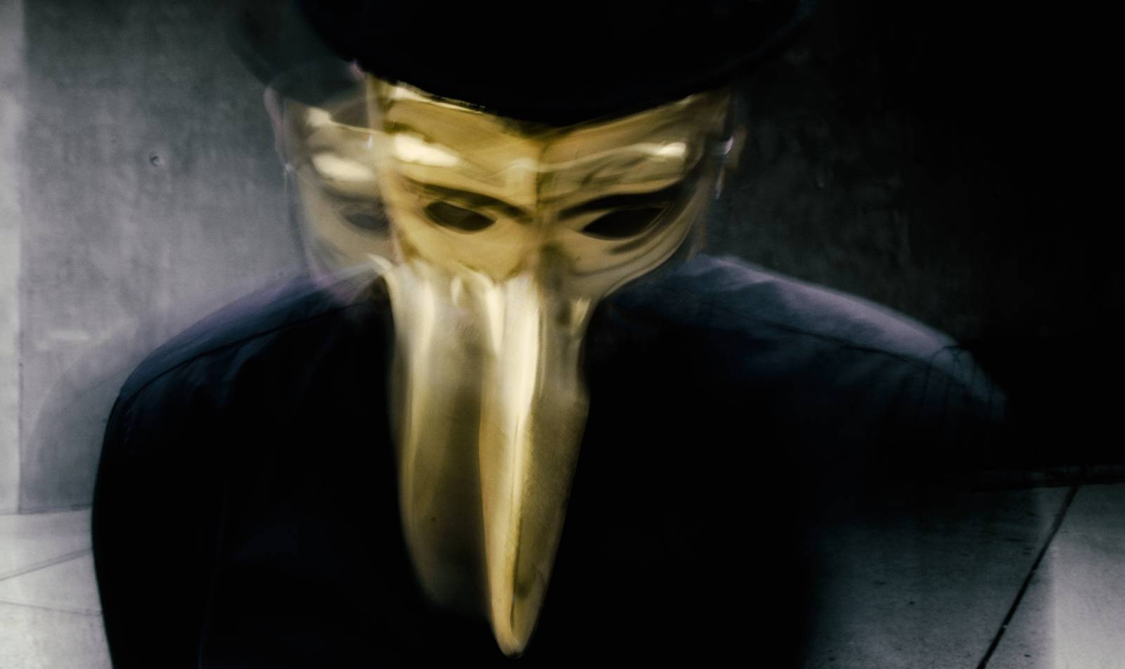 Nadpozemská bytost, zahalená do tajemna zlaté masky. Claptone míří do Roxy 