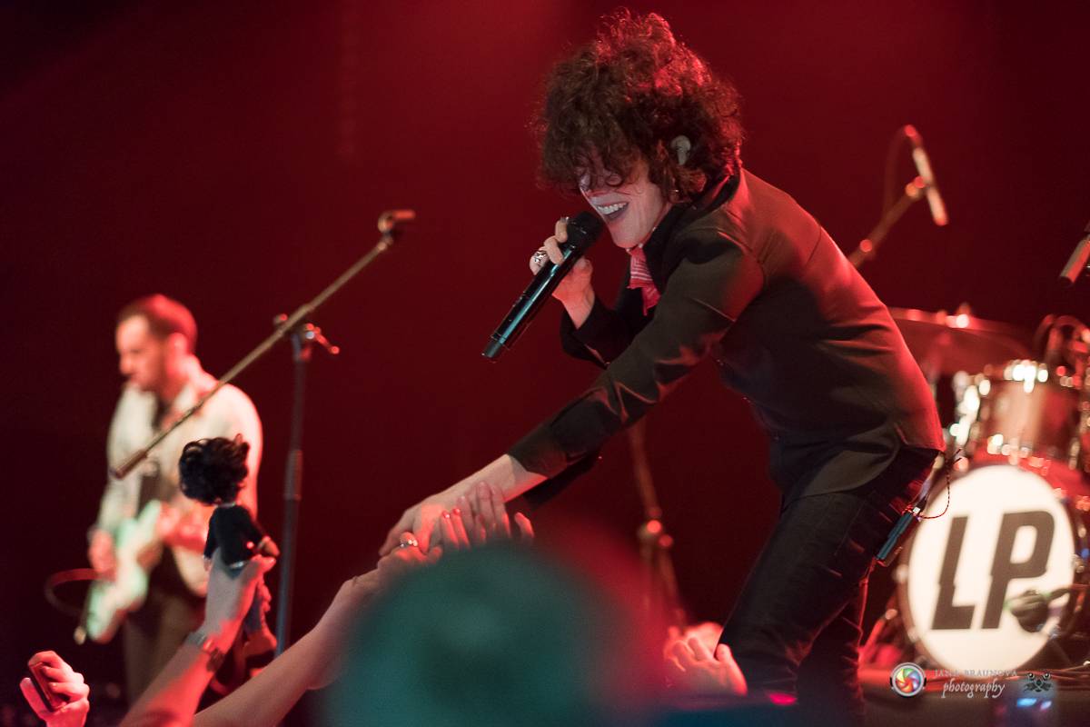 Miláček českého publika LP se v červenci vrátí do Prahy. Zazpívá ve Foru Karlín