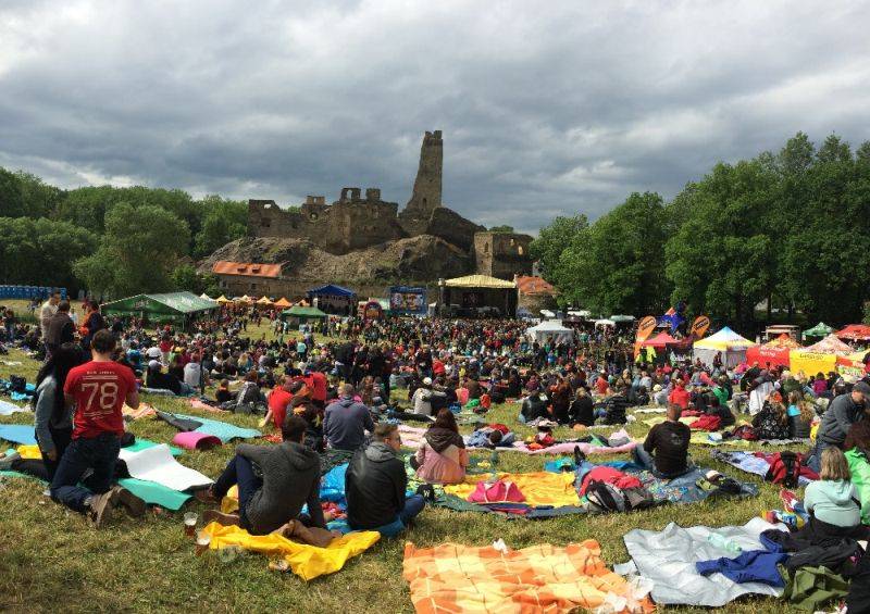 Okoř se šťávou čekají oslavy dvaceti let, vystoupí Hana Zagorová, Jelen, Mirai nebo Rybičky 48