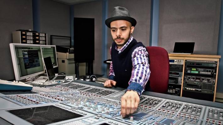 O zábavu v Chapeau Rouge se ve všech třech patrech postarají umělci z Republic Artists