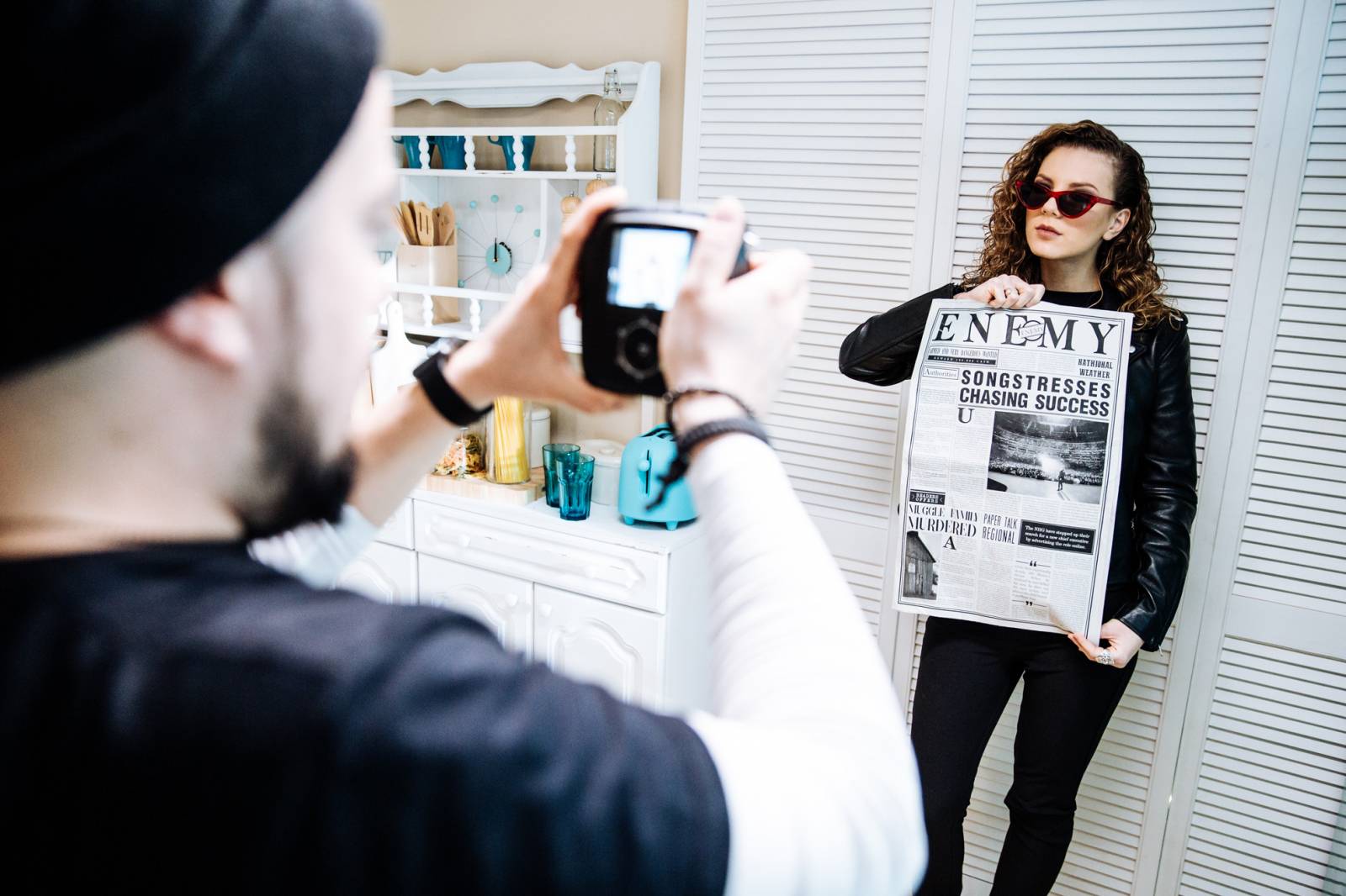 VIDEO: Lenny zpívá v singlu Enemy o soupeření v hudební branži