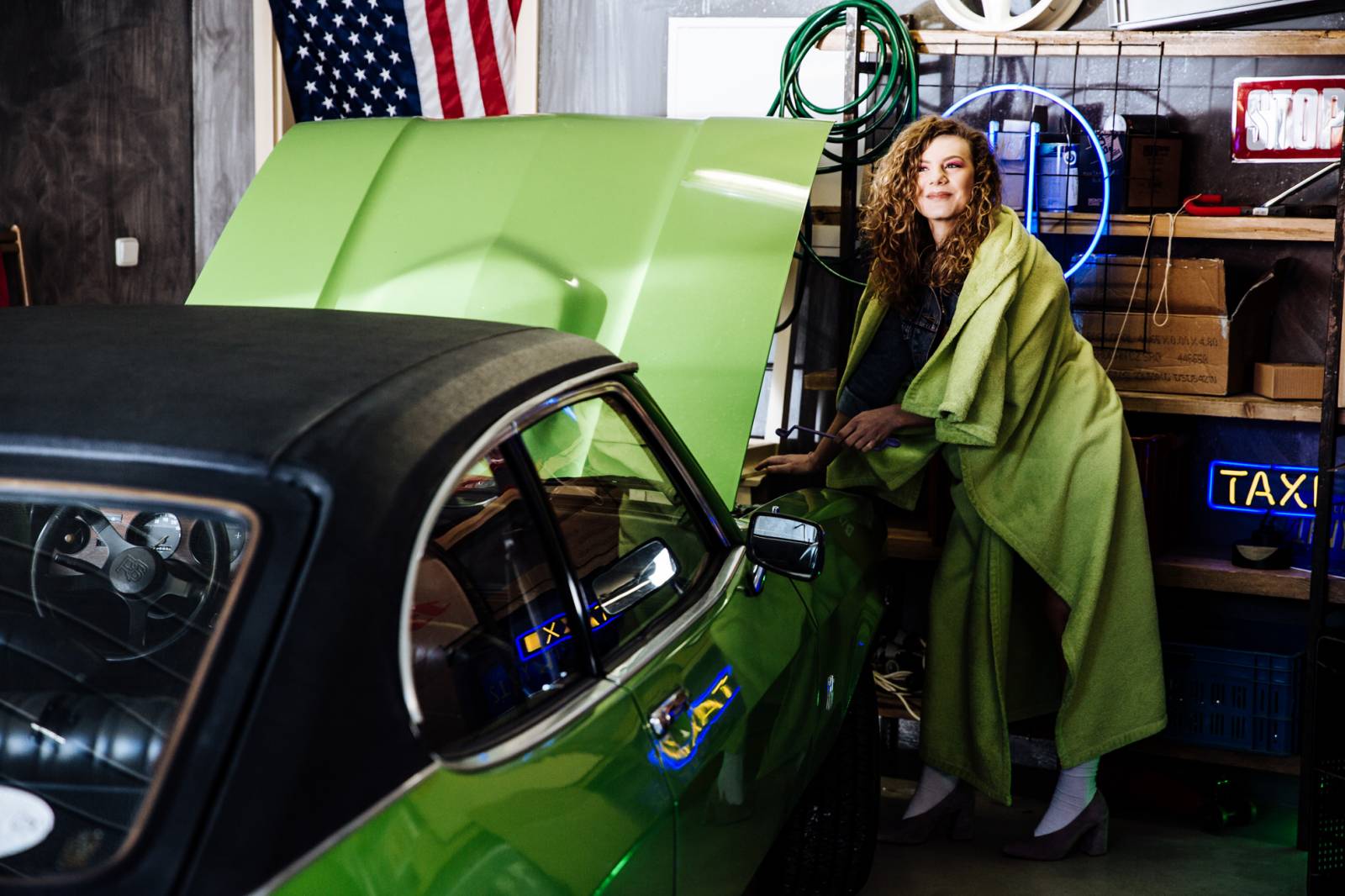 VIDEO: Lenny zpívá v singlu Enemy o soupeření v hudební branži