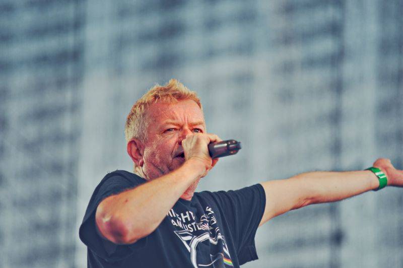 Vojta Dyk, Tomáš Klus a 120 dalších umělců míří Mezi ploty. Festival vstupuje do druhého čtvrtstoletí