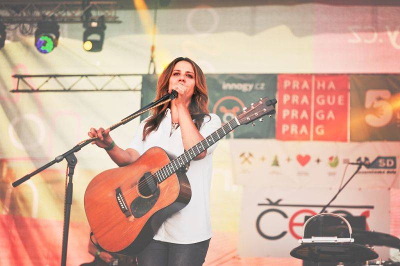 Vojta Dyk, Tomáš Klus a 120 dalších umělců míří Mezi ploty. Festival vstupuje do druhého čtvrtstoletí