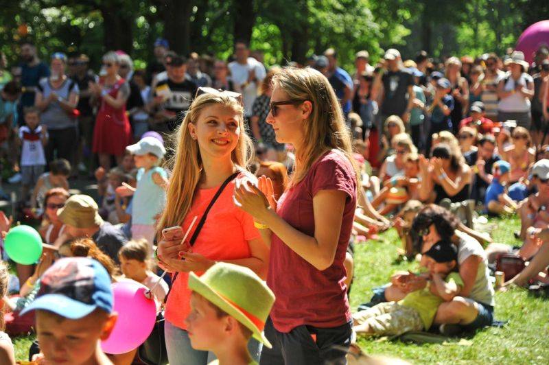 Vojta Dyk, Tomáš Klus a 120 dalších umělců míří Mezi ploty. Festival vstupuje do druhého čtvrtstoletí