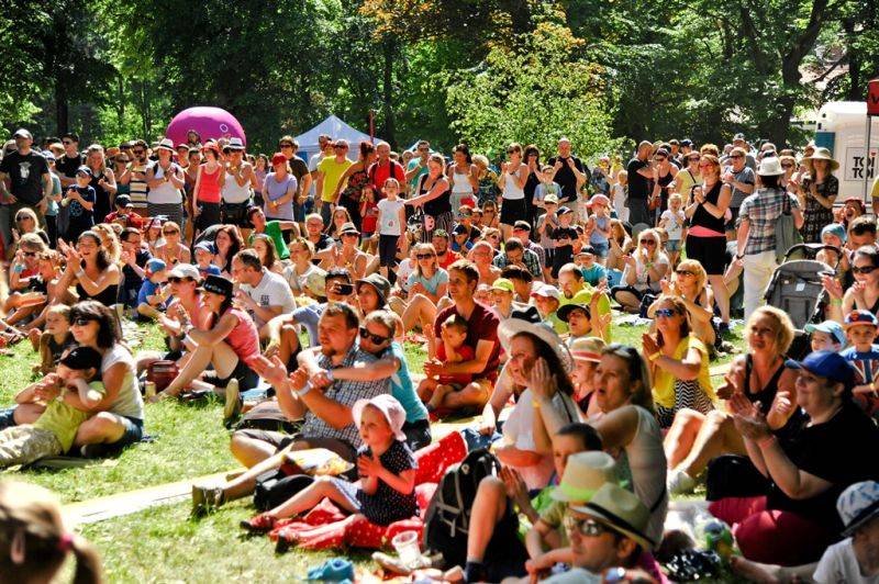 Vojta Dyk, Tomáš Klus a 120 dalších umělců míří Mezi ploty. Festival vstupuje do druhého čtvrtstoletí