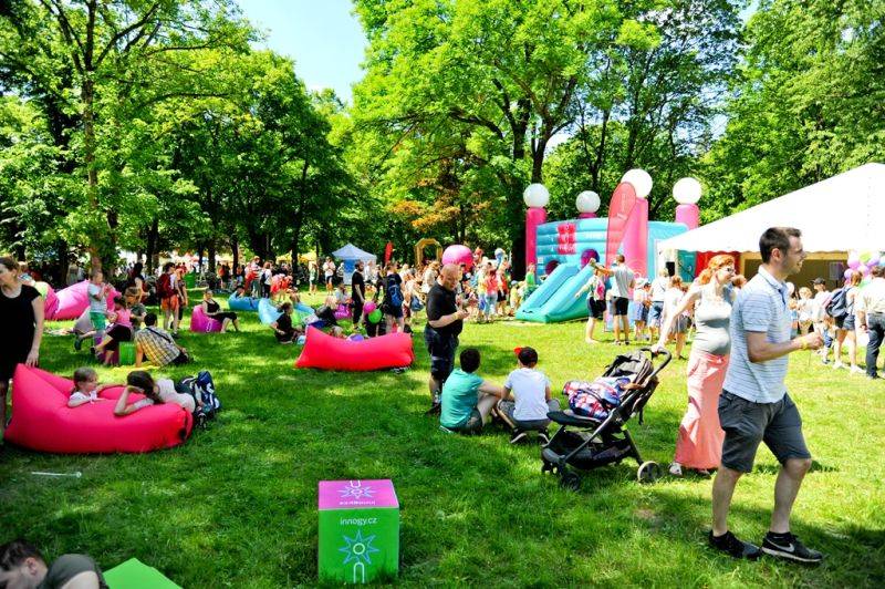 Vojta Dyk, Tomáš Klus a 120 dalších umělců míří Mezi ploty. Festival vstupuje do druhého čtvrtstoletí