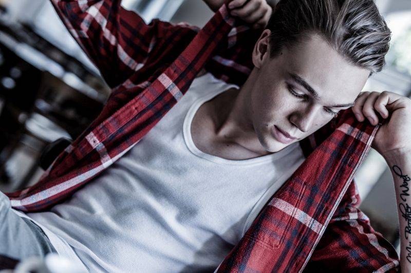 Mikolas Josef navzdory zranění postoupil do finále Eurovize. Česká republika uspěla teprve podruhé v historii
