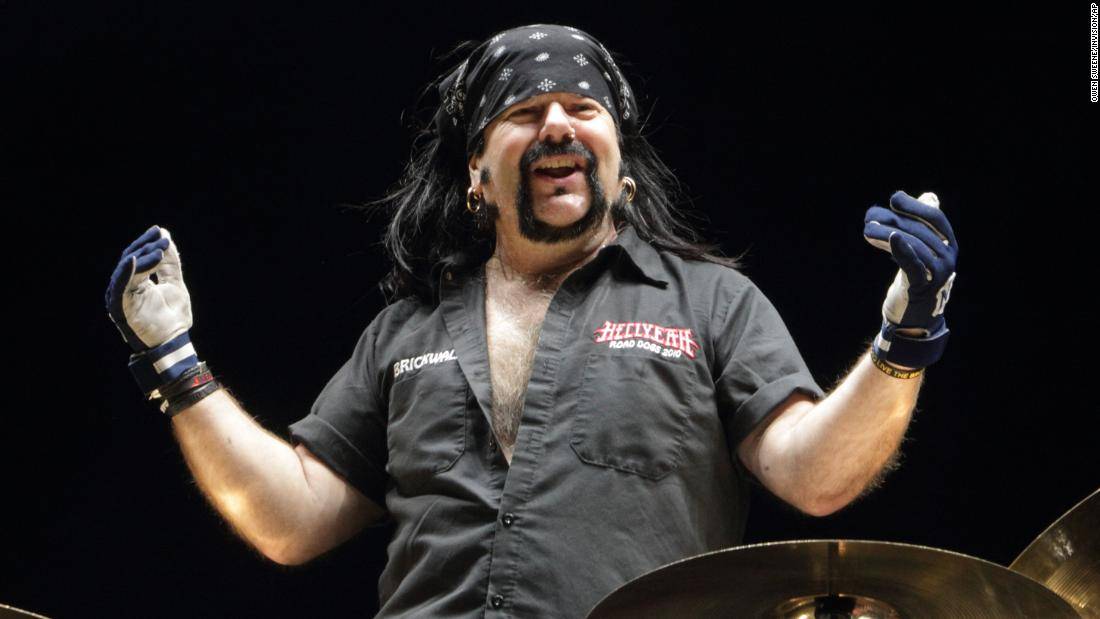 Zemřel Vinnie Paul, bubeník Pantery a bratr zastřeleného Dimebaga Darrella