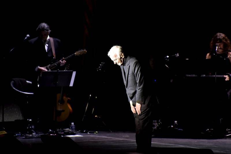 Zemřel Charles Aznavour. Legendární šansoniér zpíval ještě na jaře ve třiadevadesáti letech v Česku