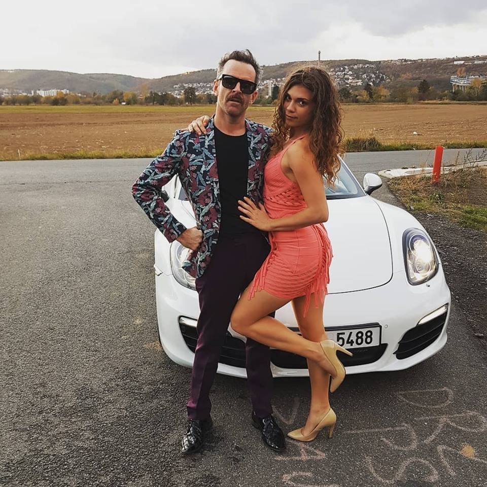 VIDEO: Martin Hrubý v klipu rozehrává zápletku z vlakového kupé