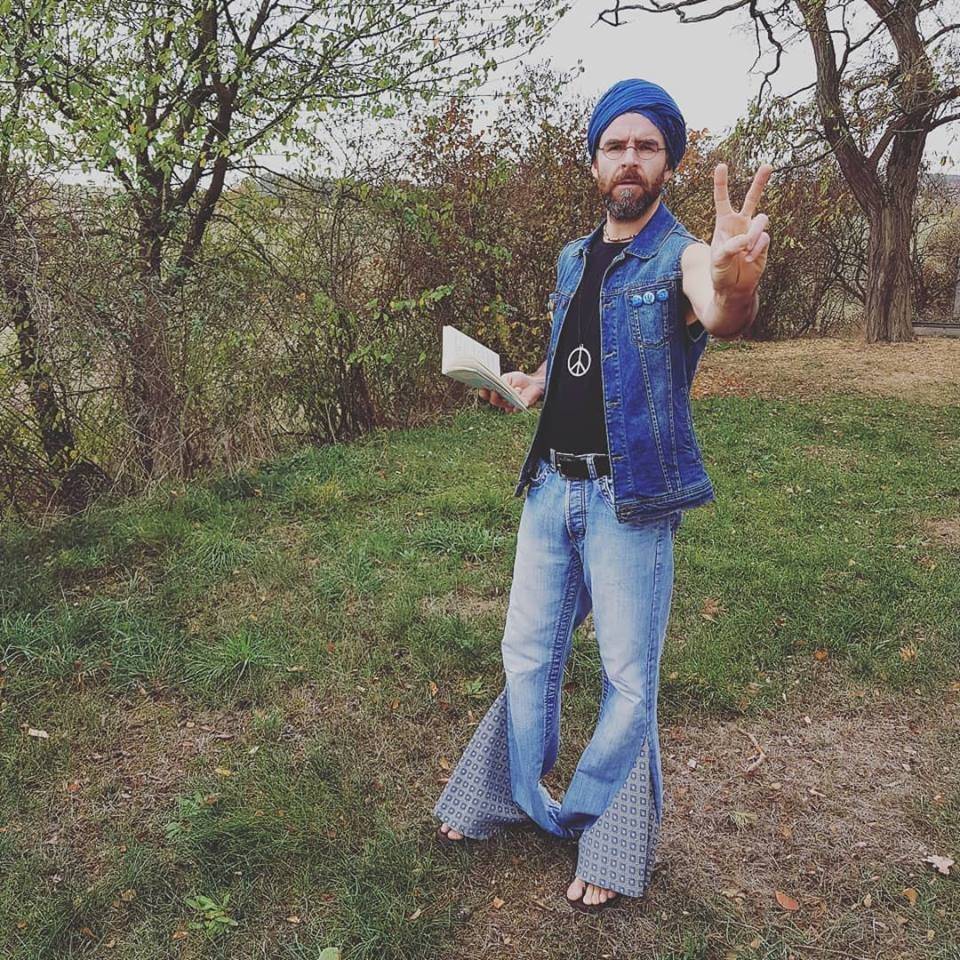 VIDEO: Martin Hrubý v klipu rozehrává zápletku z vlakového kupé