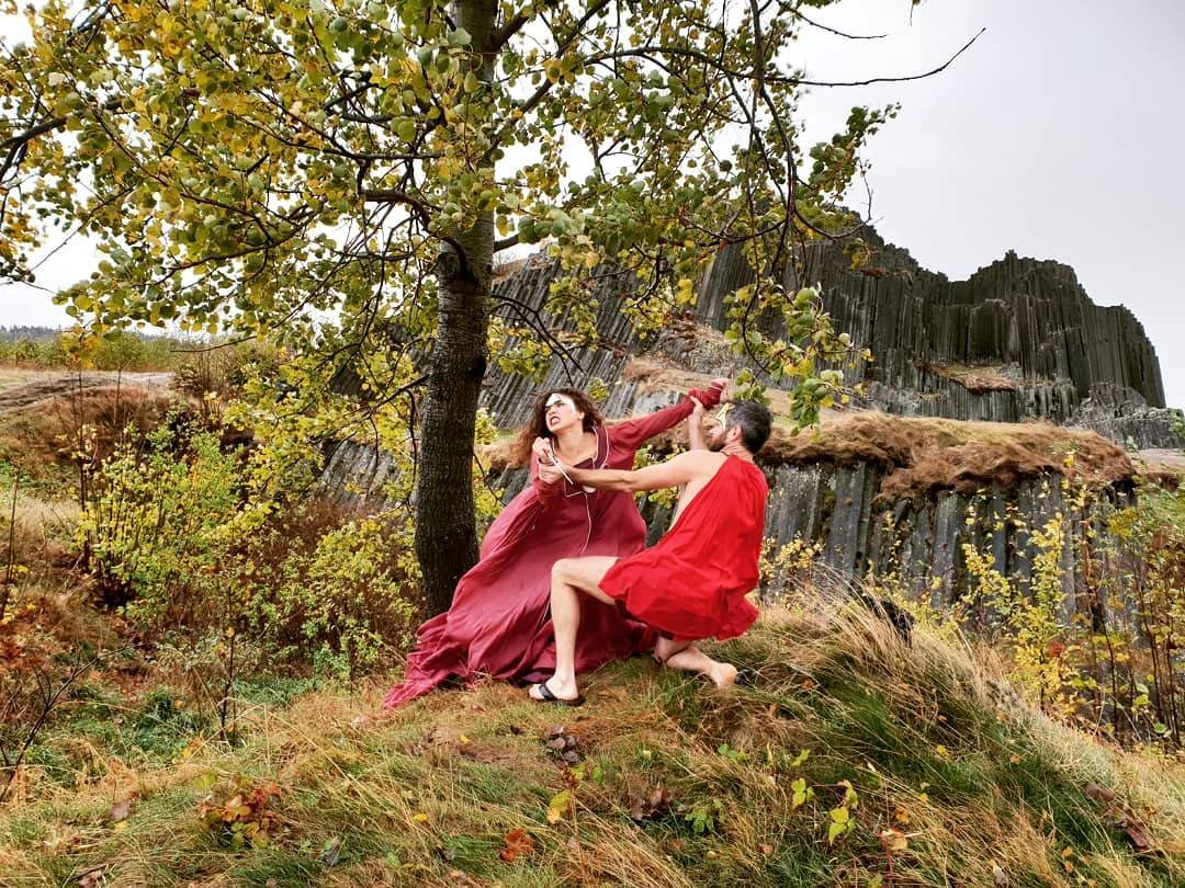 VIDEO: Martin Hrubý v klipu rozehrává zápletku z vlakového kupé