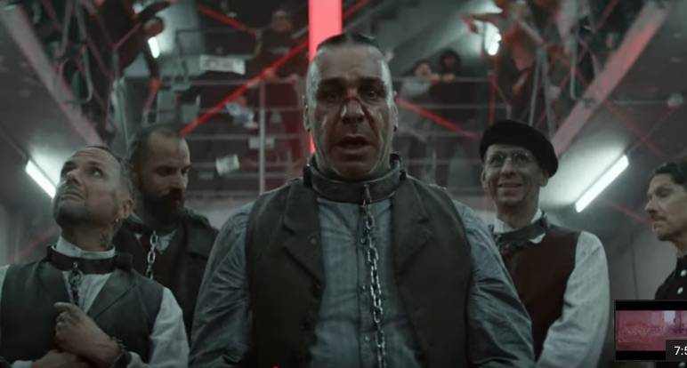 VIDEO: Kanibalismus, koncentrační tábory a vidina budoucnosti, to je comeback Rammstein