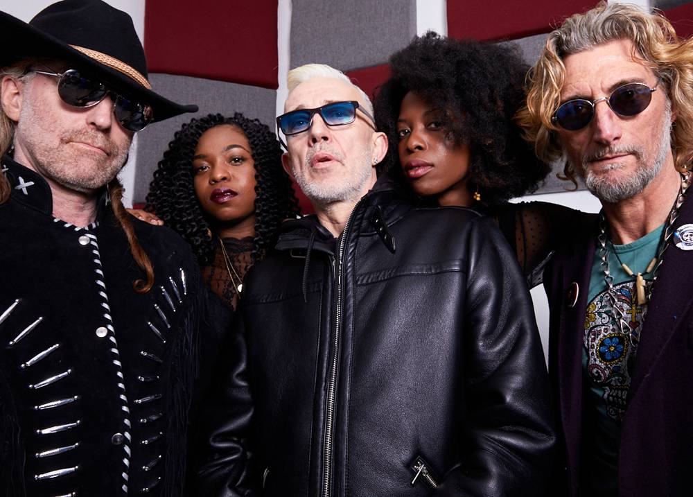 Zemřel zpěvák Alabama 3, Jake Black. Znáte je z úvodní znělky seriálu Sopránovi