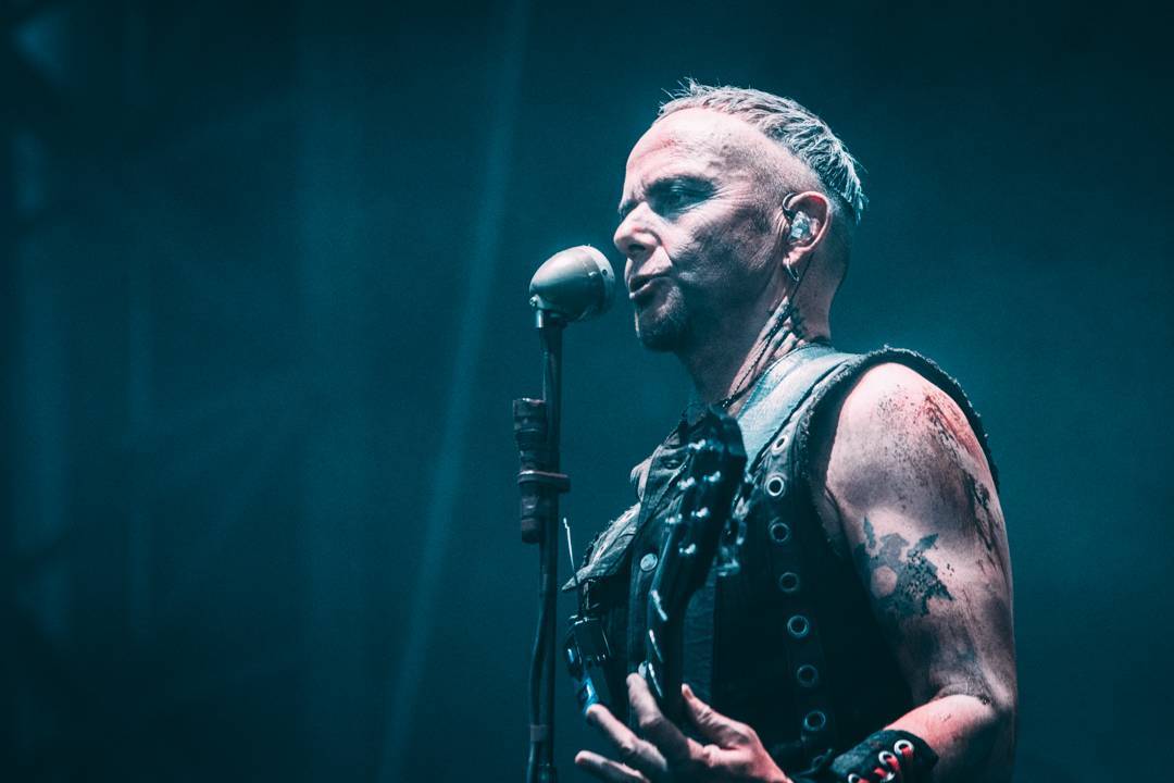 VIDEO: Rammstein mají nový, mládeži nepřístupný videoklip k songu Ausländer. Brojí v něm proti kolonialismu
